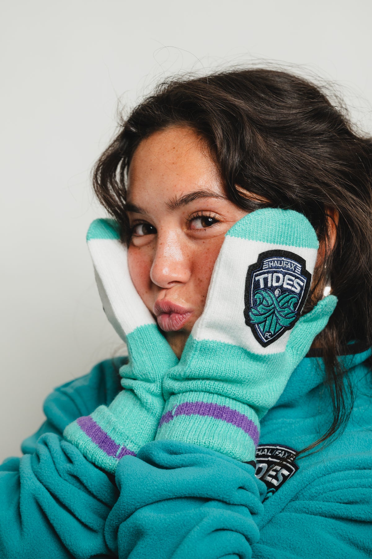 Tides Crest Mittens